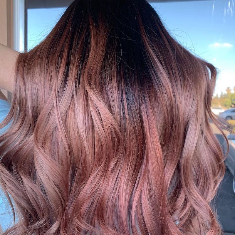 Vista traseira de cabelos longos com balayage ouro rosa