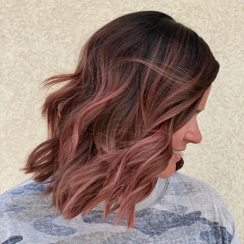 Dusty Rose Gold Ombre Balayage com Curly Long Bob