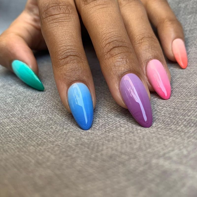 Manicure de gradiente pastel multifolor