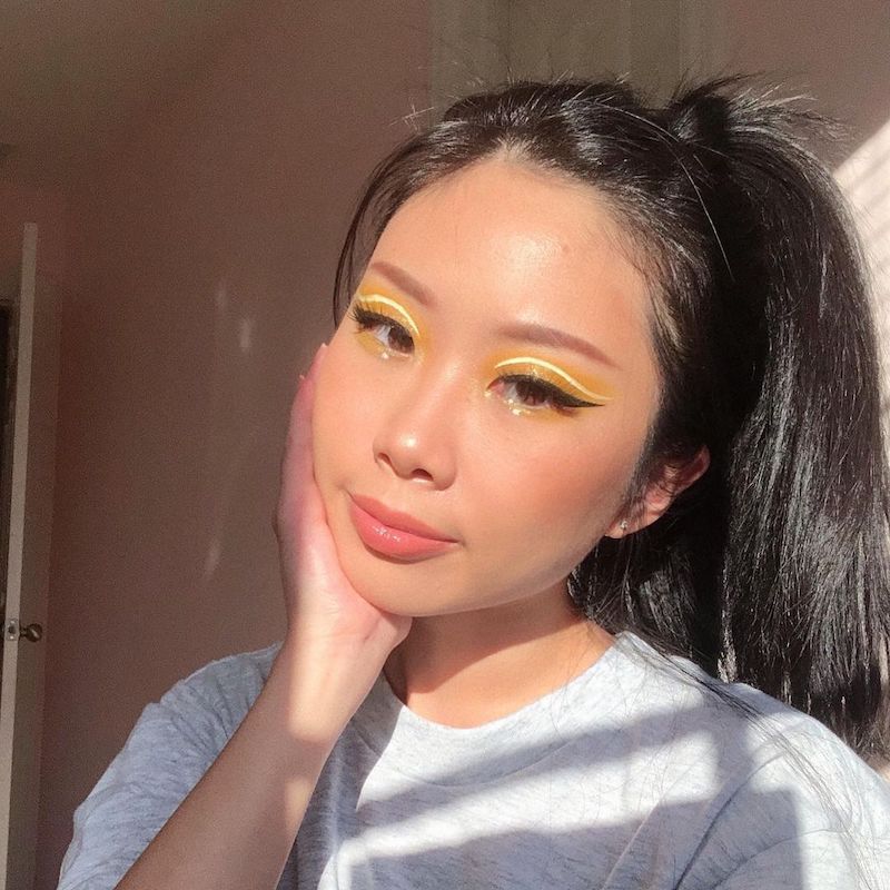 A maquiadora Christine Kim usa sombras amarelas para as pálpebras