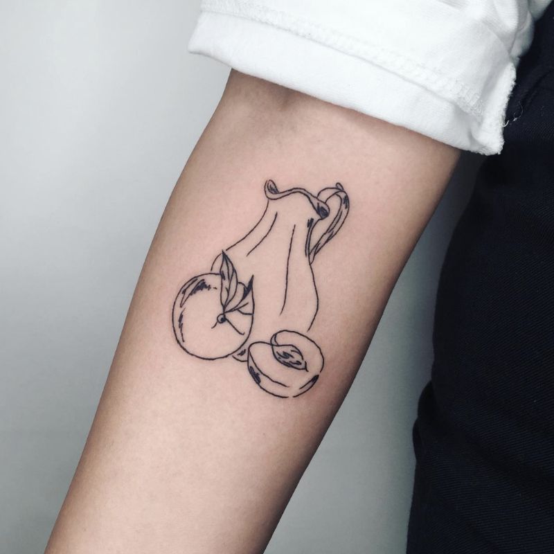 Tatuagem na mão na forma de um jarro com um pêssego