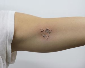 Close-up de tatuagem abstrata no braço
