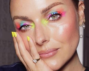 A maquiadora Katie Jane Hughes aplica maquiagem neon em aquarela nos olhos inspirada em respingos de tinta