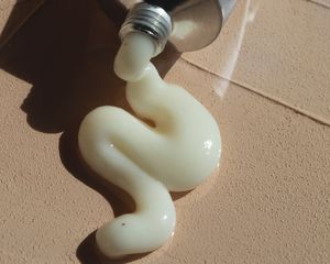 close-up de creme de ceramida espremido de um tubo
