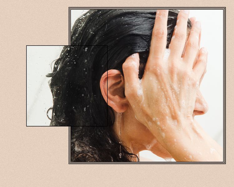 Mulher lavando cabelos cacheados com shampoo