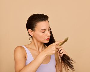 mulher penteando o cabelo molhado