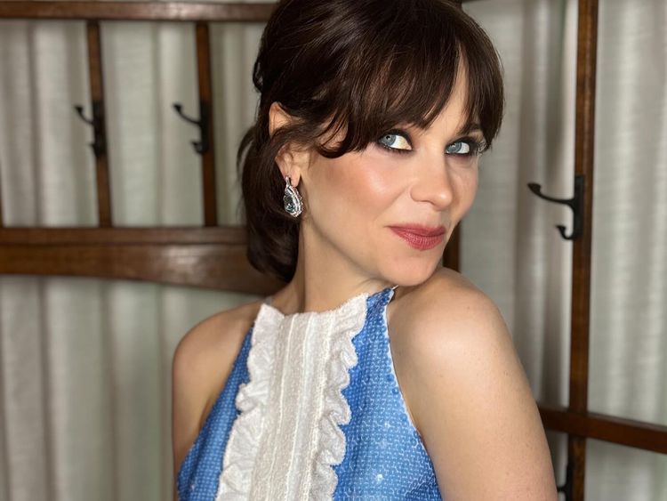 Zoe Descanel em um vestido azul com brilhos e franja