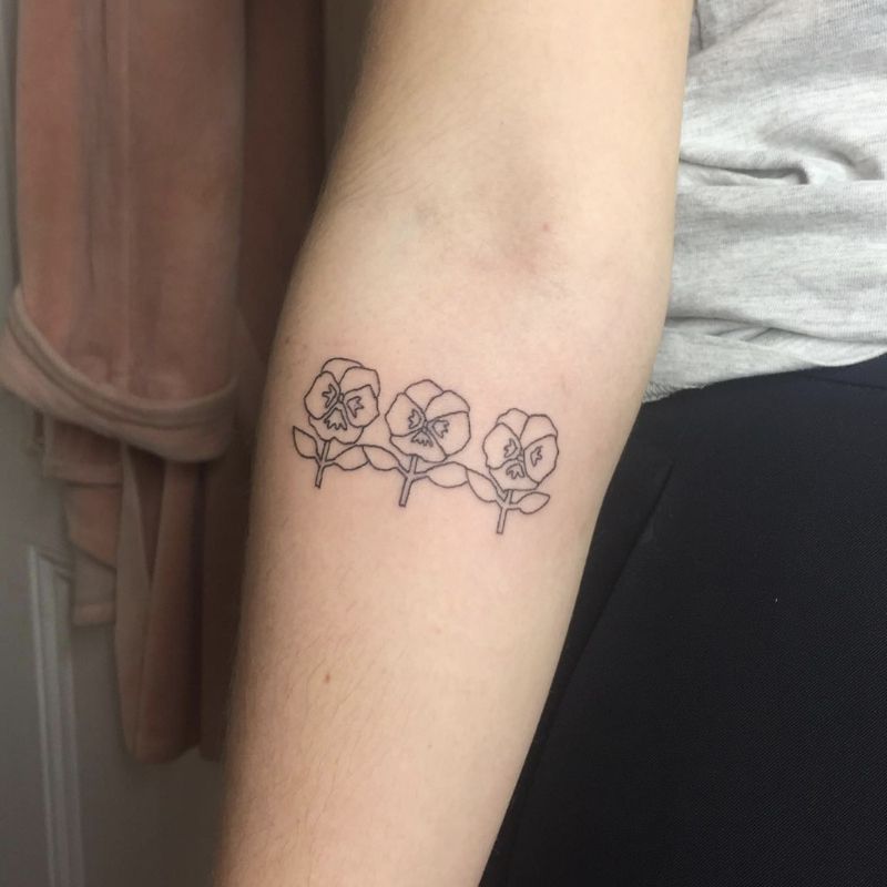 Tatuagem de três amores-perfeitos no antebraço
