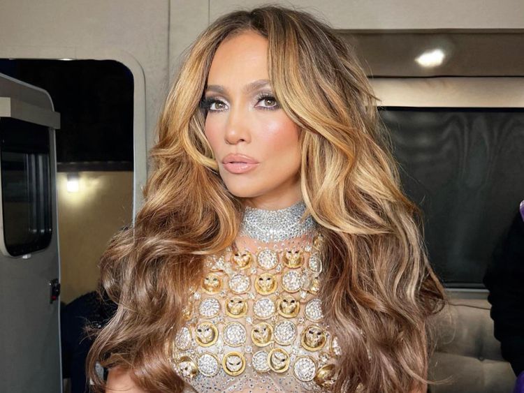 Jennifer Lopez usa penteado ondulado volumoso com camadas fantasmas