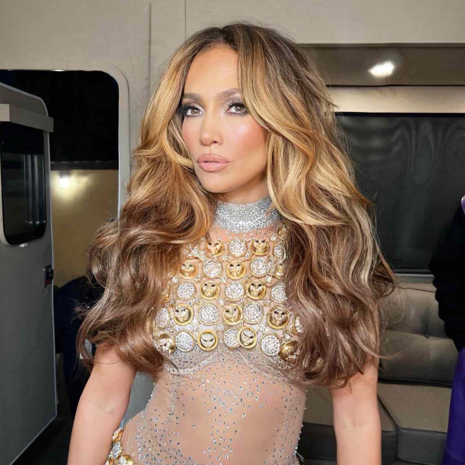 Jennifer Lopez em penteado ondulado volumoso com camadas fantasmas