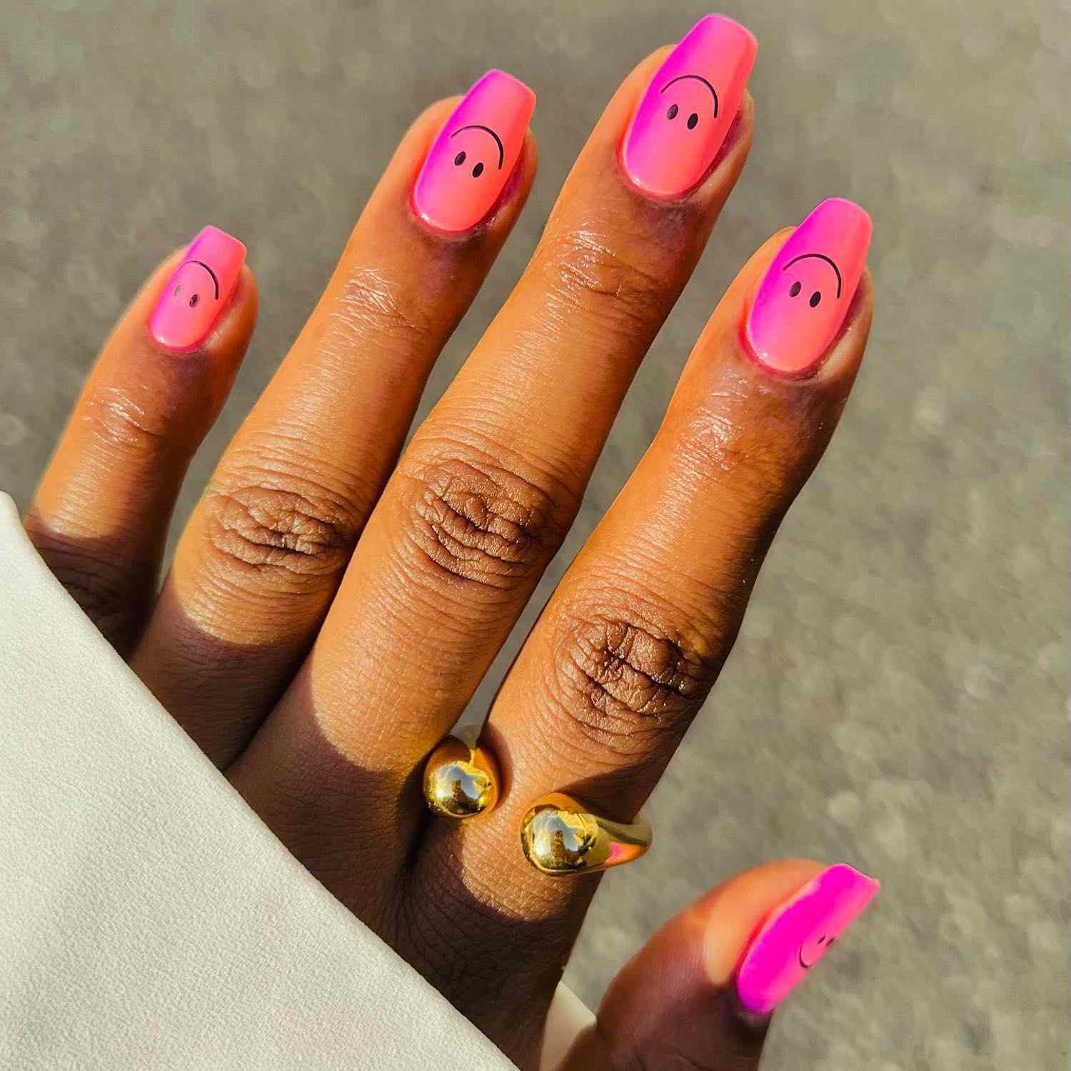 Manicure ombre com laranja rosa com design de unhas com emoji emoticons