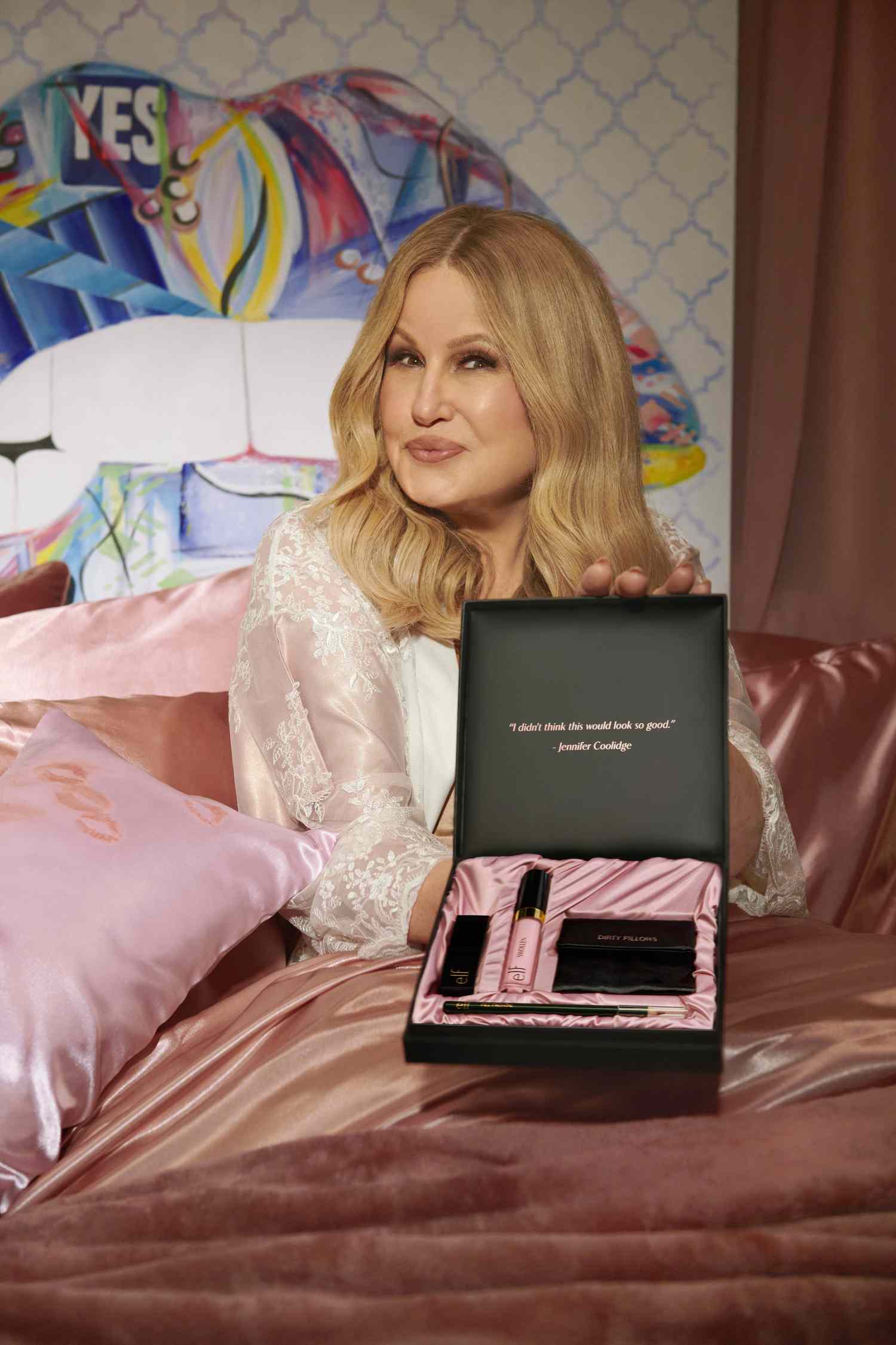 Jennifer Culidge na cama com travesseiros e folhas de cetim rosa para E. L. F.
