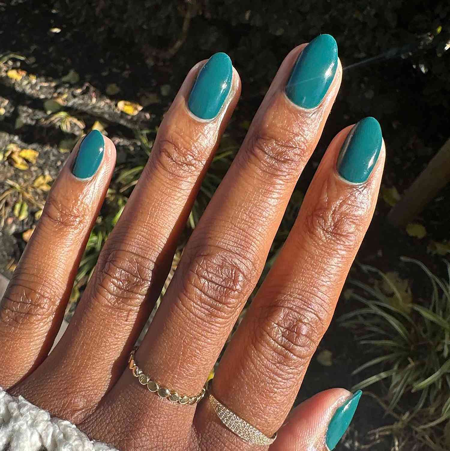 Close de uma manicure verde-azulada simples