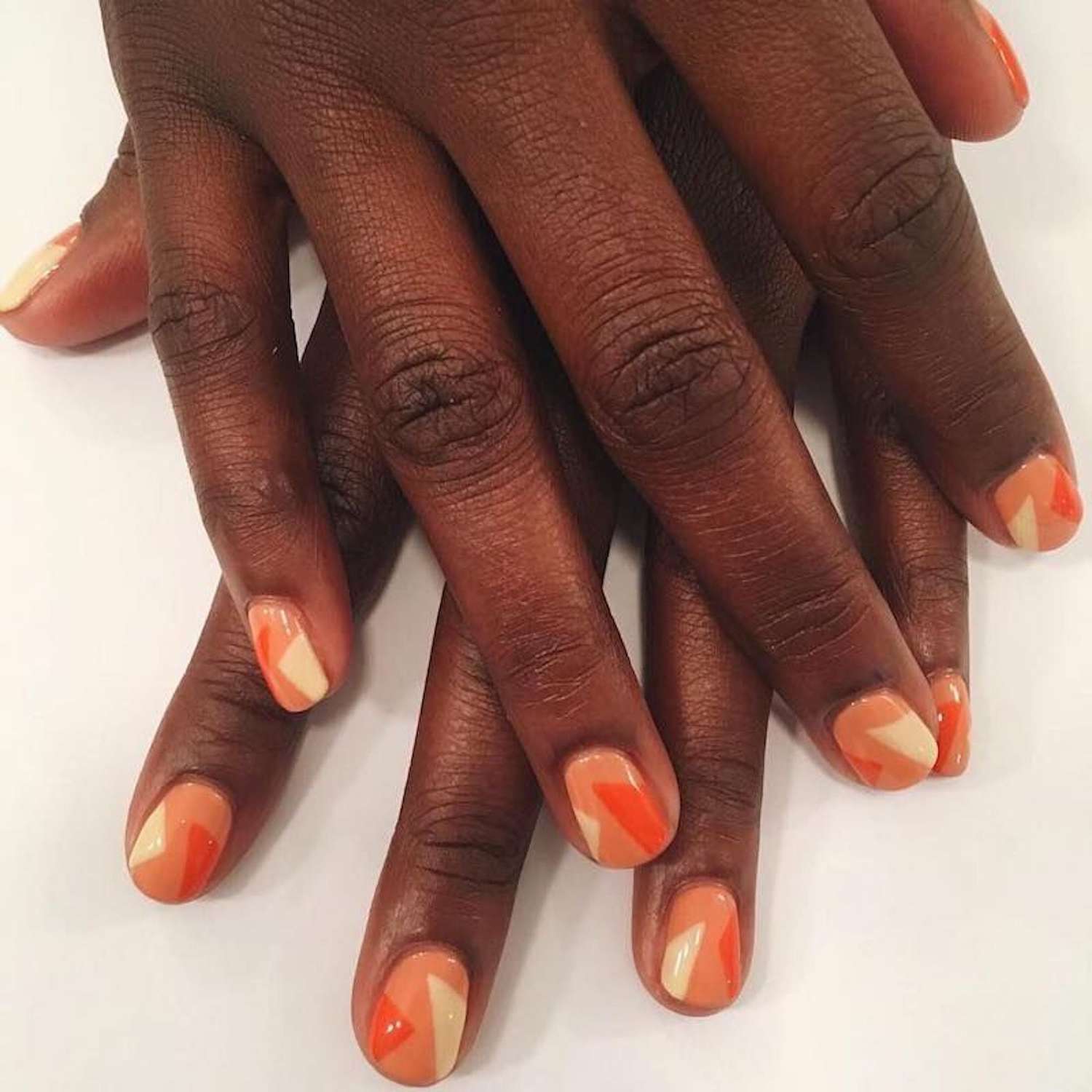Manicure de laranja com detalhes abstratos amarelos e laranja