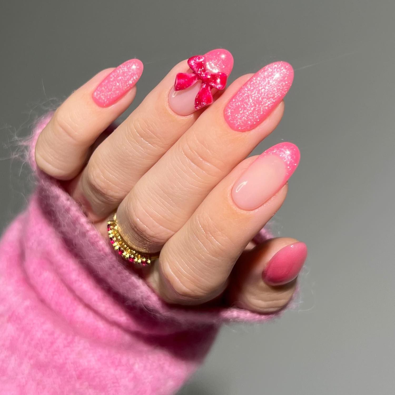 Manicure de veludo rosa com brilhos e proibição de 3D rosa