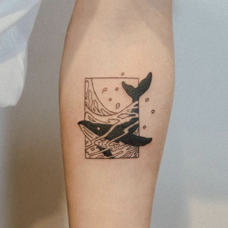 Tatuagem emoldurada com ondas espirrando e uma baleia escura saindo delas