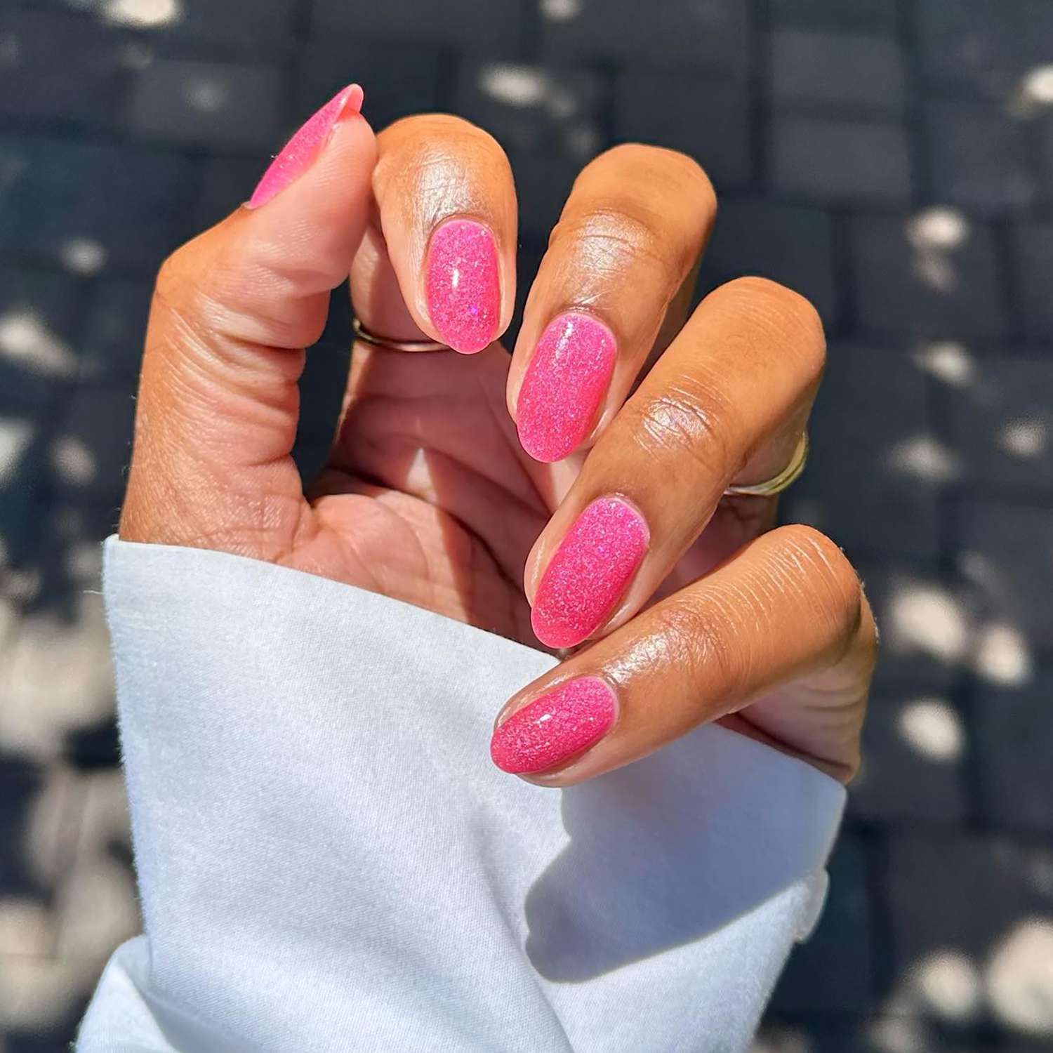 Manicure rosa cintilante