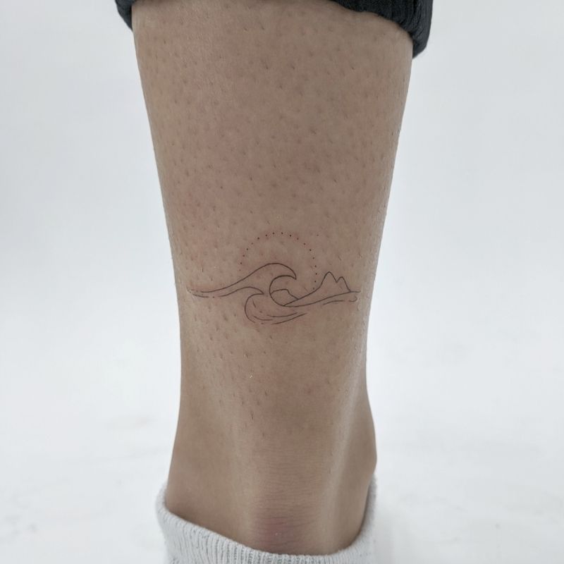 Tatuagem de onda fina no tornozelo