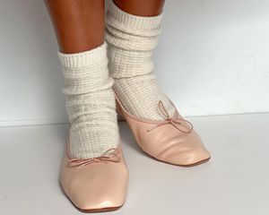 Close-up de sapatilhas rosa pálido e meias de malha brancas em um modelo