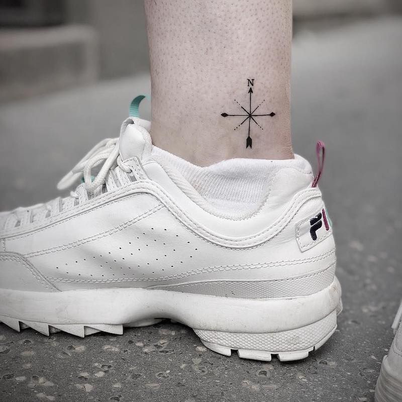 Comas tatuagem inspiração de um tornozelo