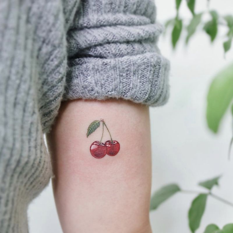 Tatuagem colorida de cereja vermelha