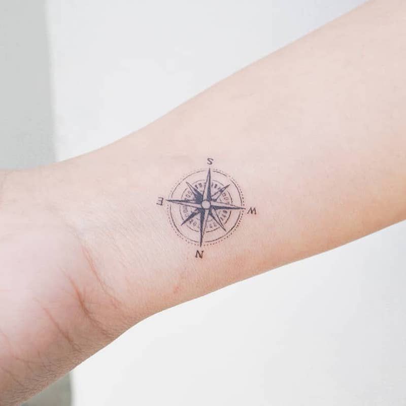 A inspiração das tatuagens de bússola é pequena, mas detalhada