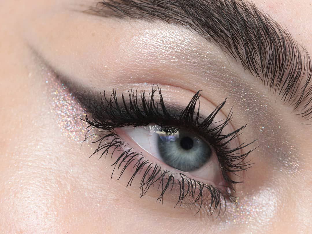Close-up de maquiagem prateada brilhante para os olhos