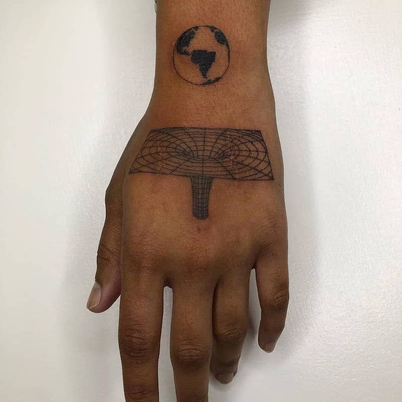 Tatuagem geométrica de vórtice no braço