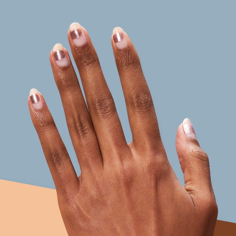 Manicure neutra com golpes de verniz de metal rosa claro