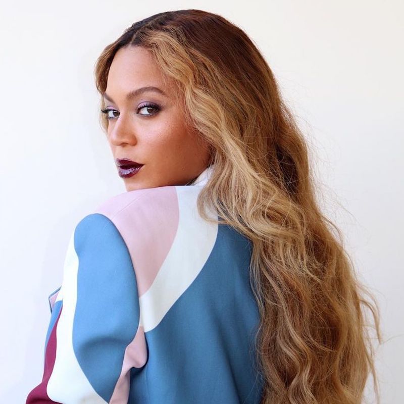 Beyoncé usa cabelos cacheados longos com brilho de brilho