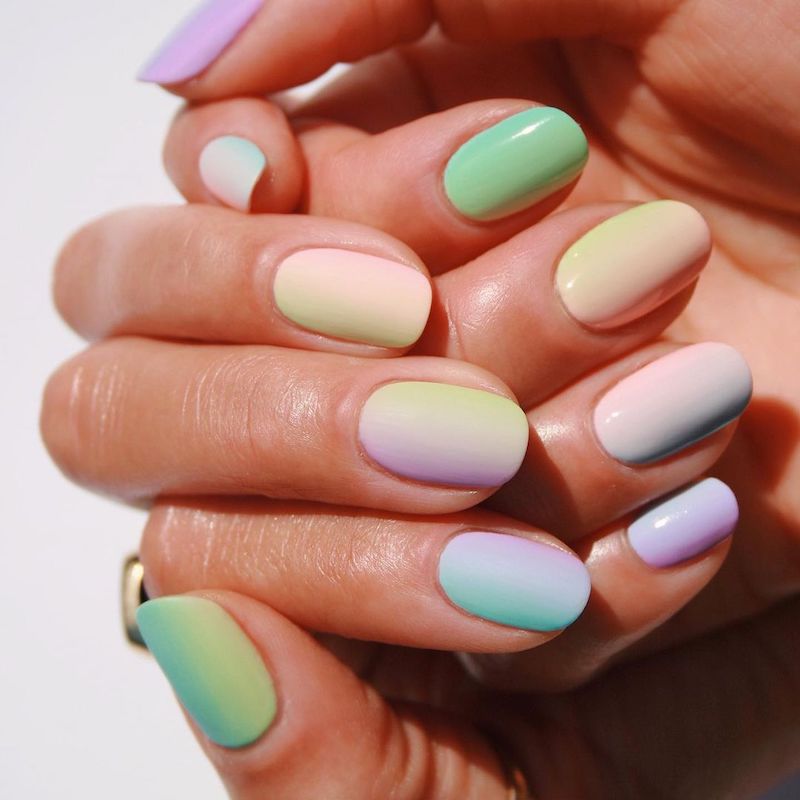 Manicure de gradiente de arc o-íris multicolor