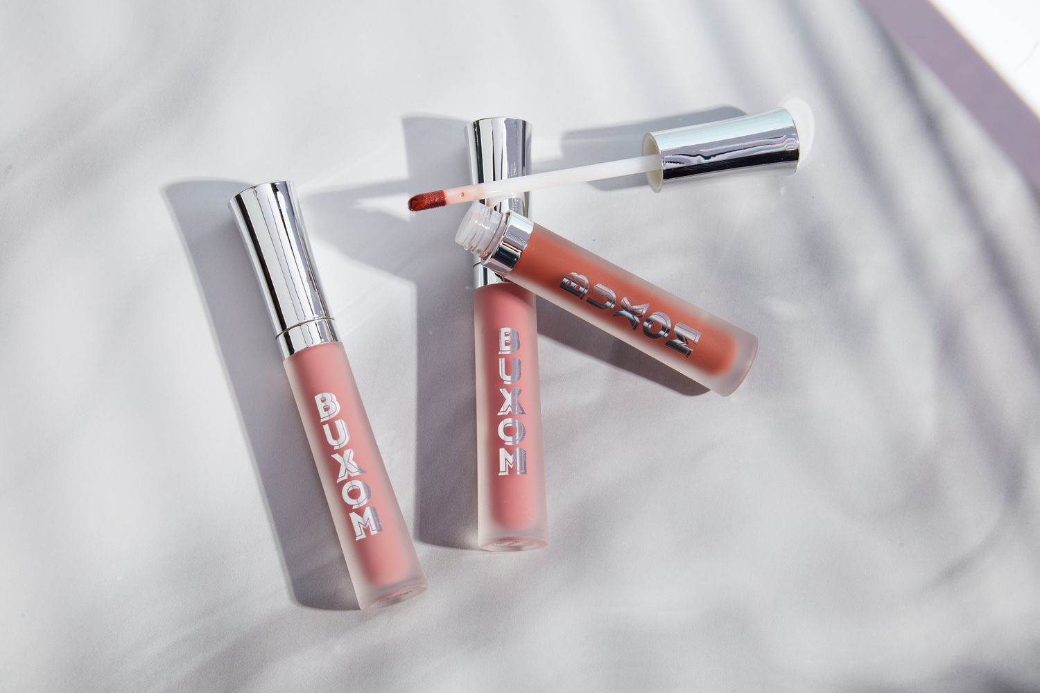 Foto do grupo Buxom Full-On Plumping Lip Cream Gloss com uma abertura
