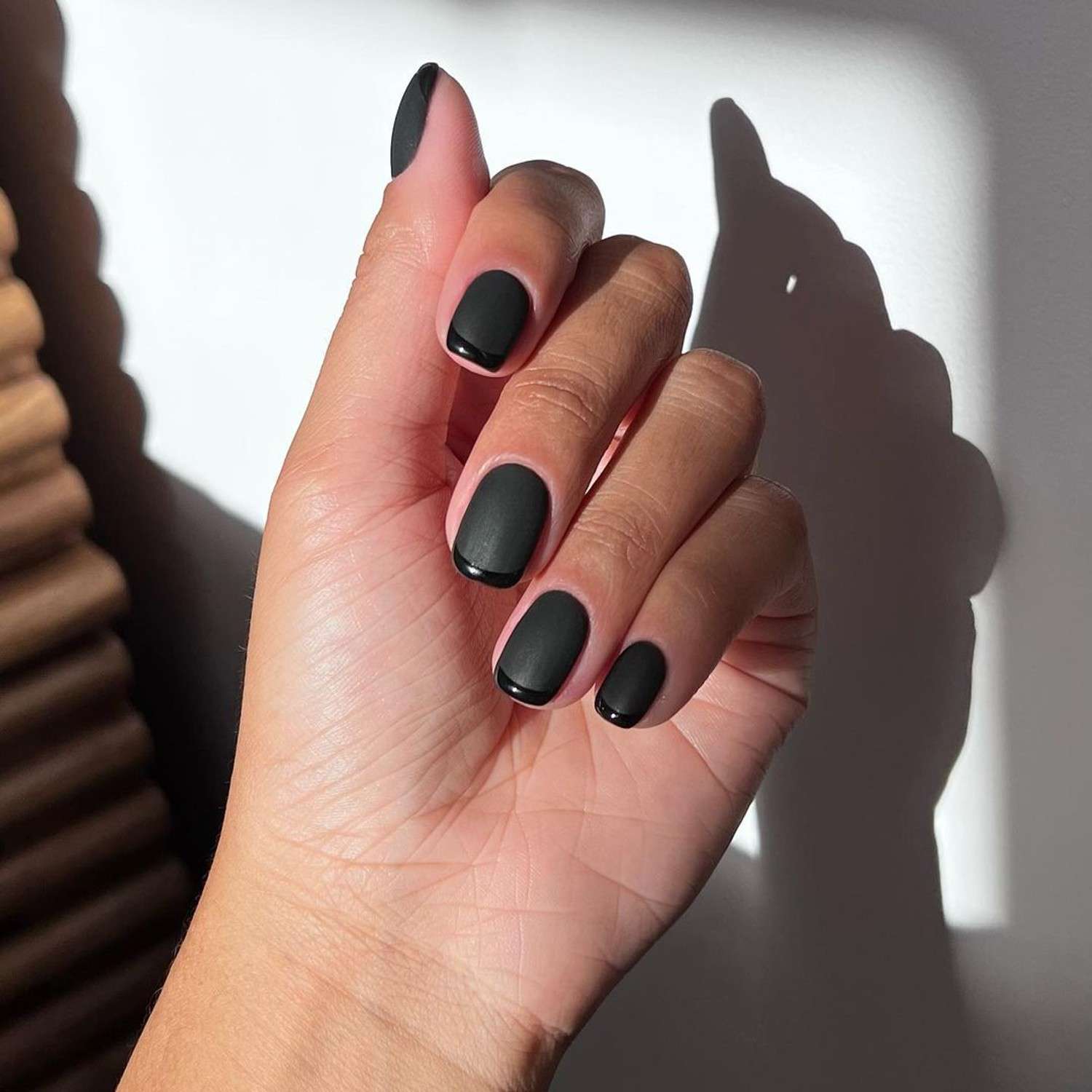 Manicure francesa preta com base fosca e pontas brilhantes