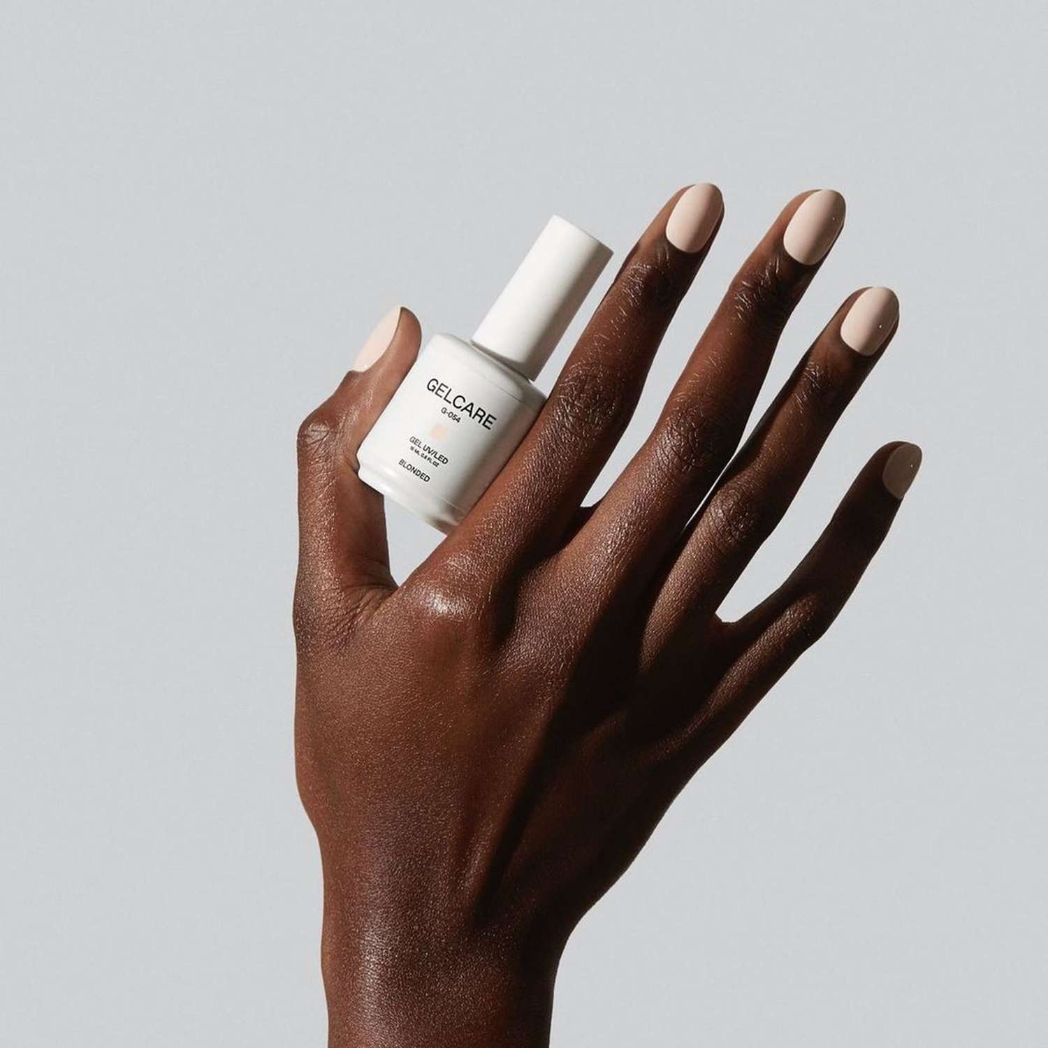 Manicure neutra pálida disponível com um frasco de esmalte Gelcare