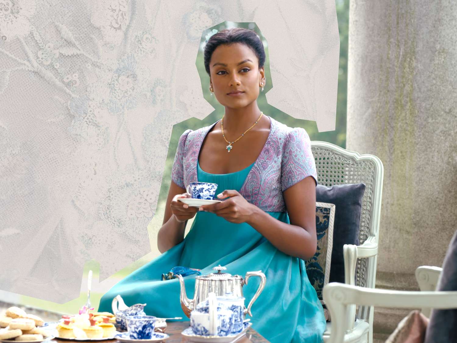 Kate da 2ª temporada de Bridgerton usa um vestido casual com mangas texturizadas e enfeites durante uma festa do chá
