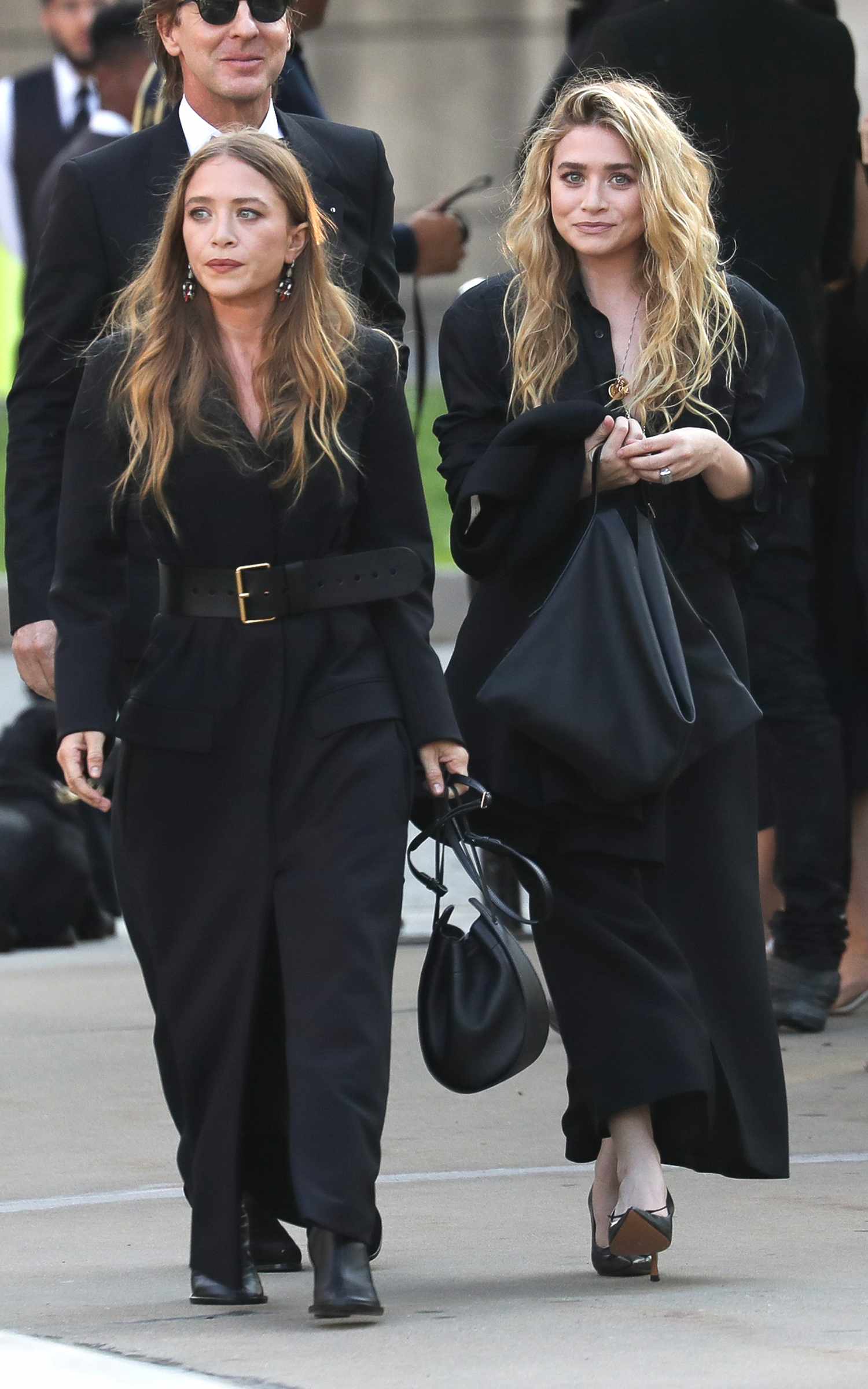 Mary-Kate e Ashley Olsen em roupas de “luxo tranquilo”