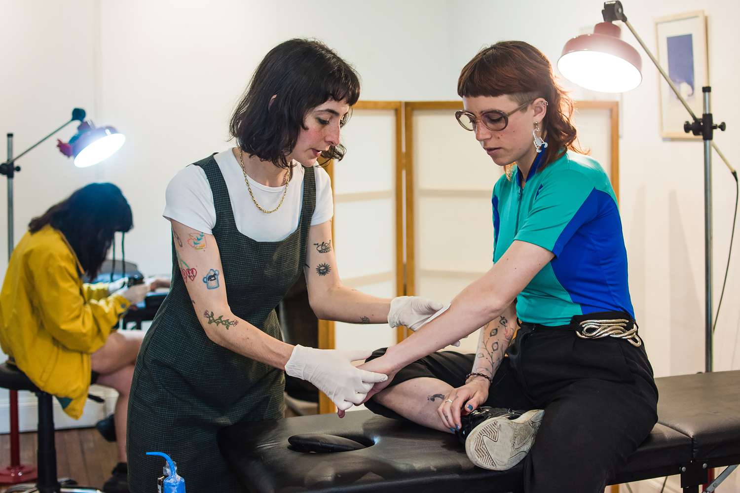 Tattooker prepara uma pessoa para tatuagens