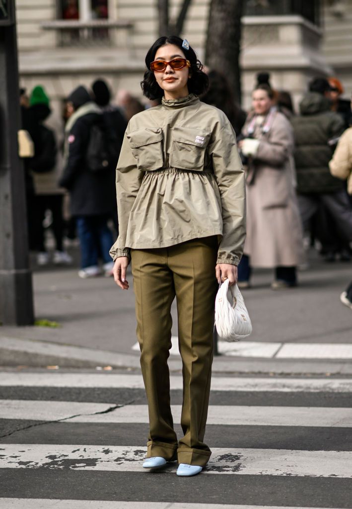Uma mulher em uma jaqueta Kargo na Fashion Week em Paris