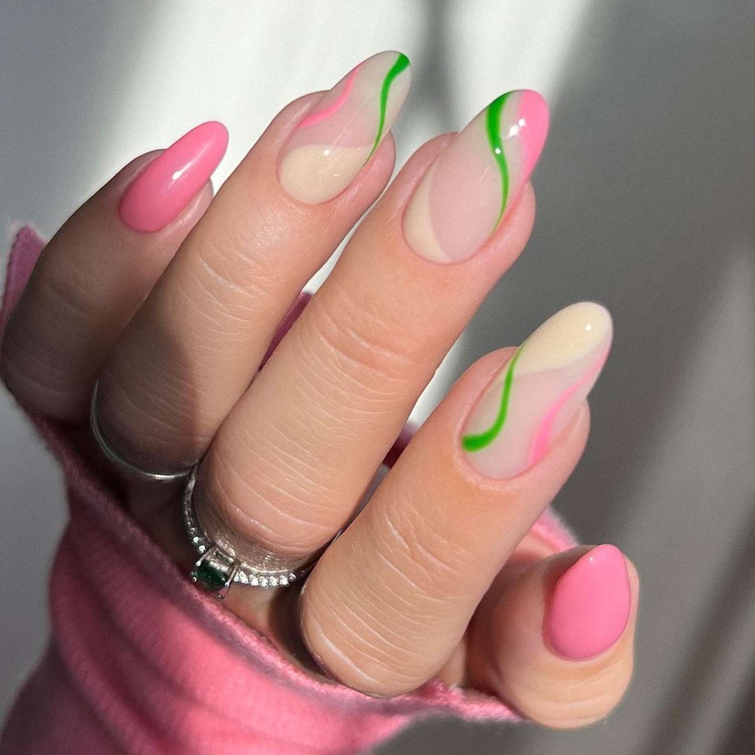 Design de unhas com ondas abstratas rosa, verde e creme