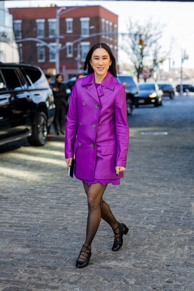 Eva Chen em uma jaqueta de couro roxa no NYFW