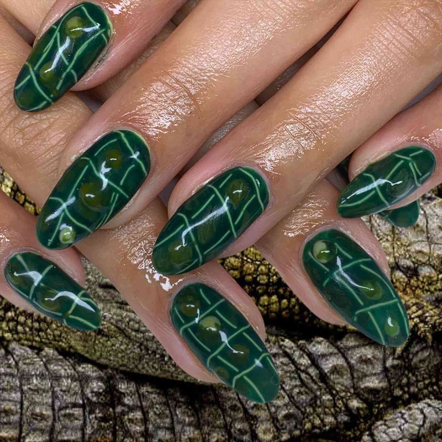 Esmalte verde escuro com um design de crocodilo