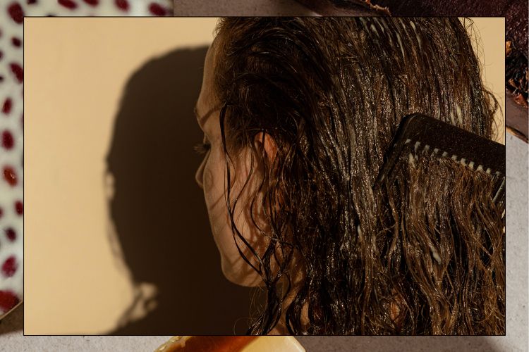 Uma mulher escova o cabelo castanho