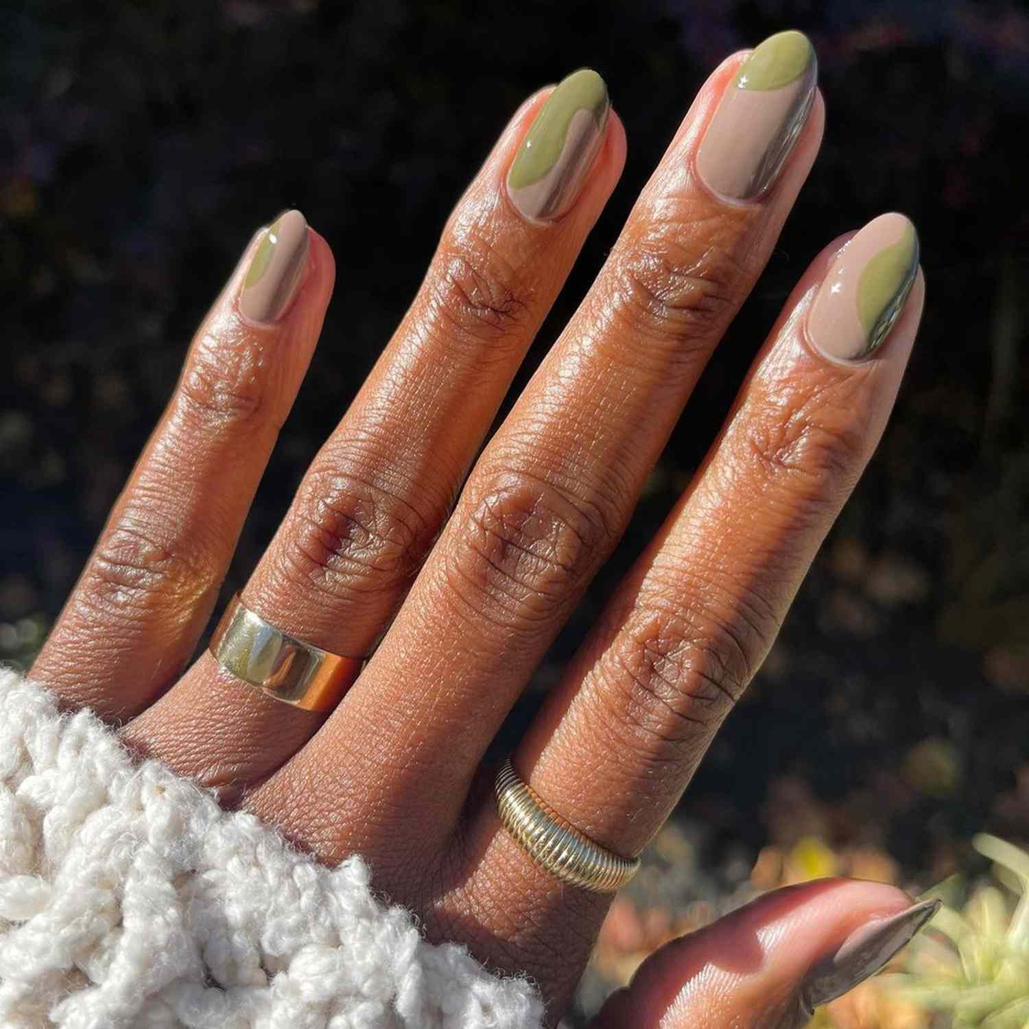 Manicure com padrões abstratos nas unhas em verde fosco e cinza claro