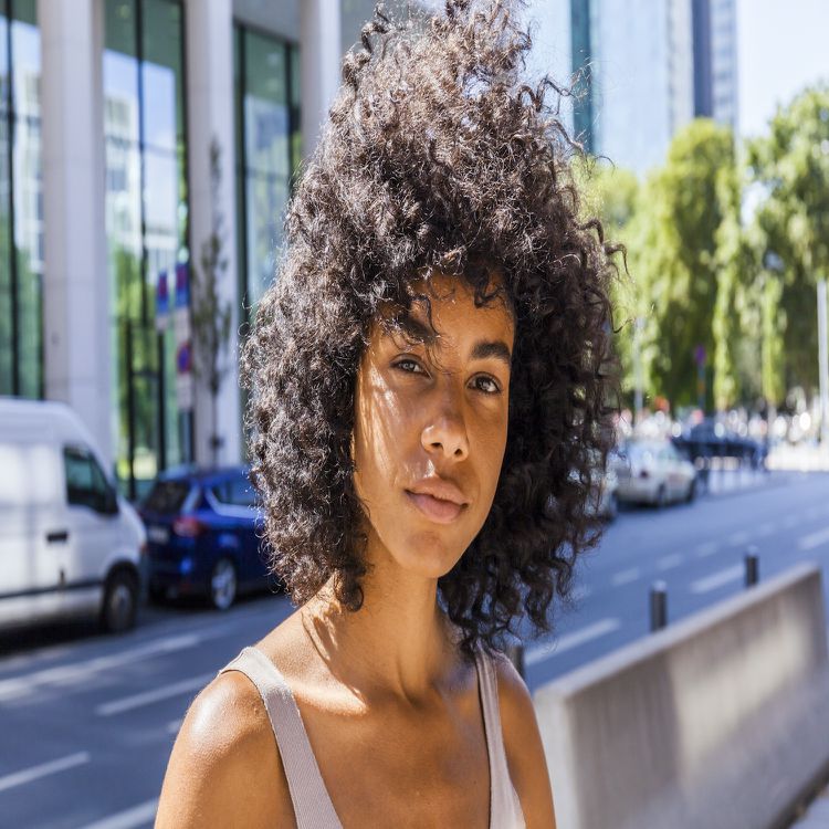 Mulher afro-americana com cabelos cacheados