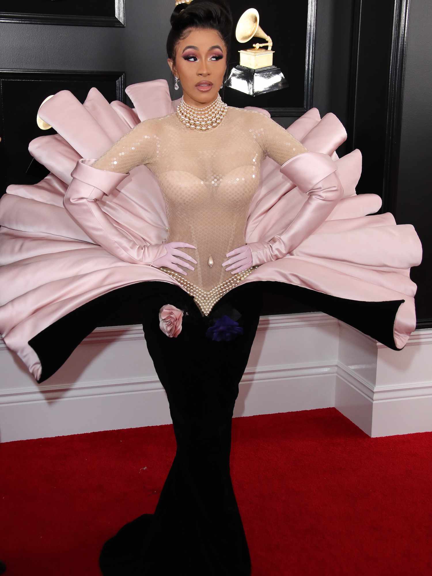 Cardi Bi no vestido vintage de Mugler da Shell Oyster na cerimônia de premiação do Grammy em 2024