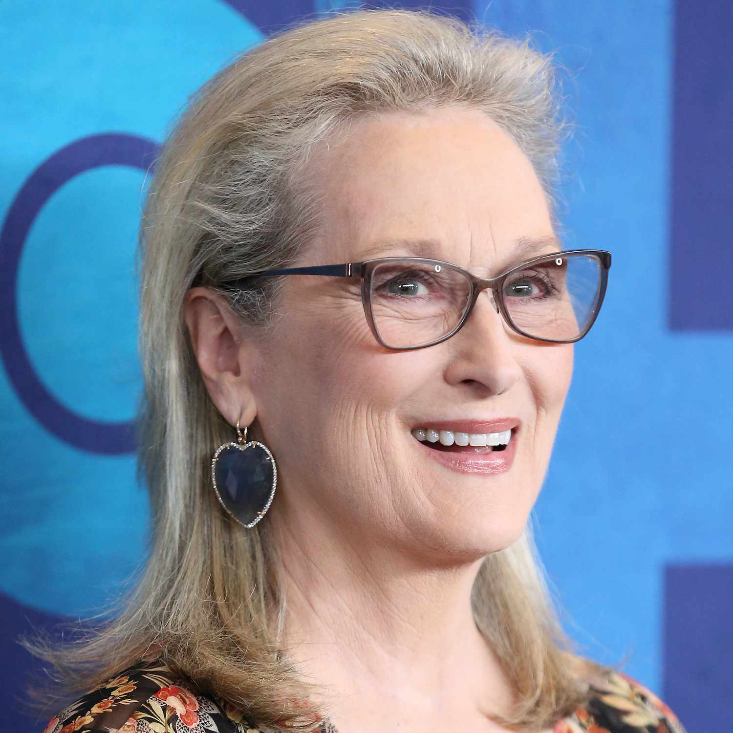 Meril Streep usa uma costa volumosa de um longo penteado com pontas torcidas