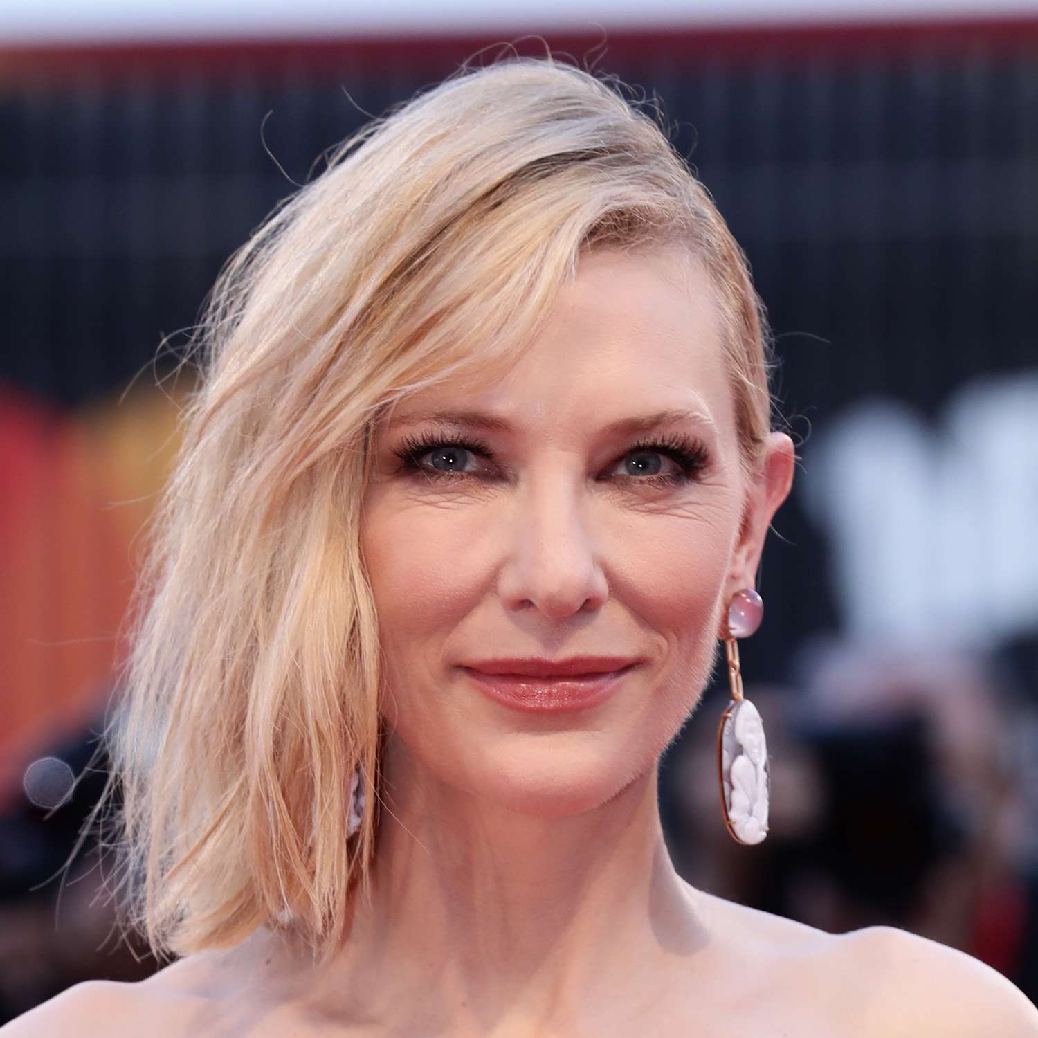 Kate Blanchett usa um longo penteado bob em um estilo assimétrico