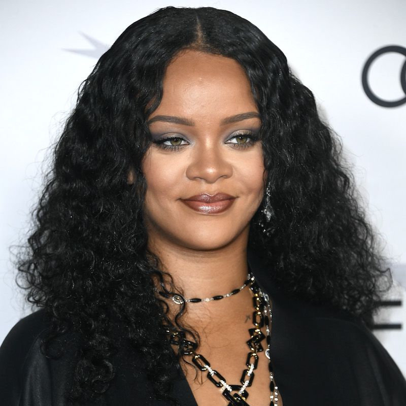 Penteados rápidos e simples para cabelos longos com a parte central de Rihanna