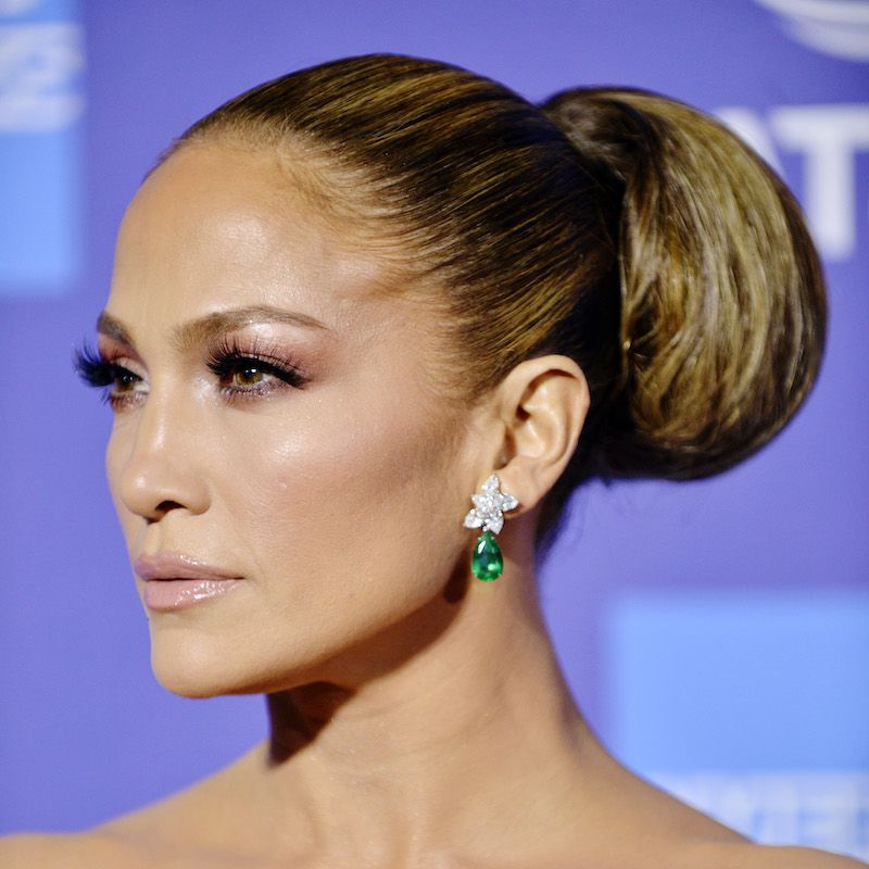 Jennifer Lopez usa um penteado com um cavalo lambido