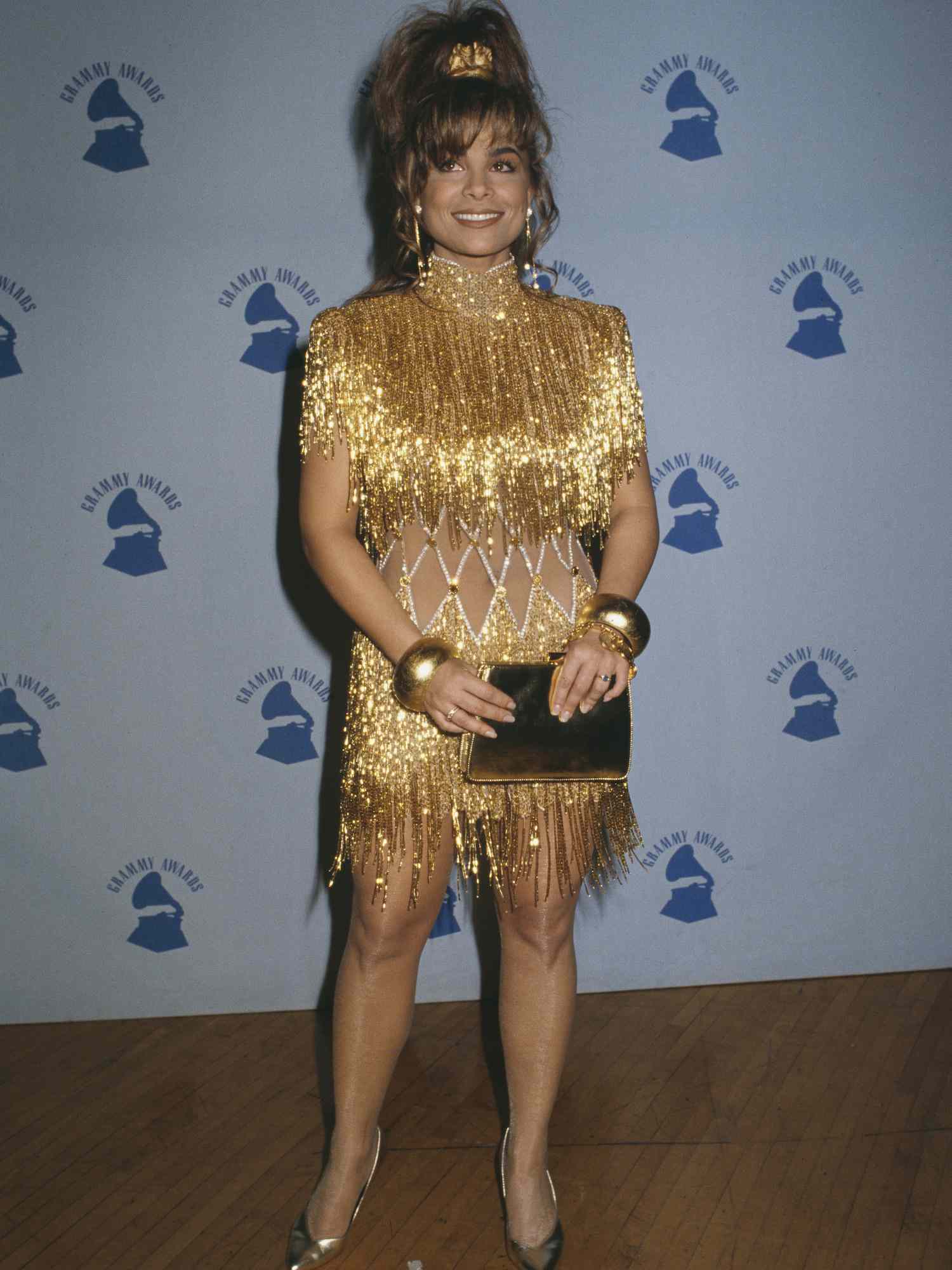 Paul Adul em um mini-vestido com uma margem dourada brilhante e acessórios na cerimônia de premiação do Grammy em 1990